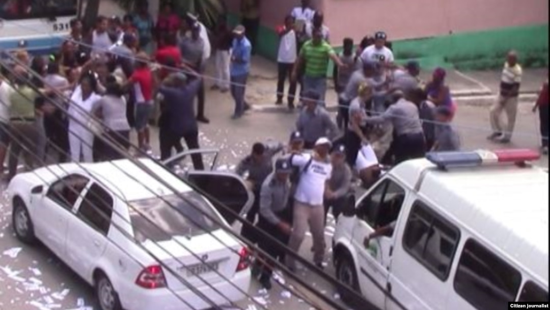 Arrestos en la sede de las Damas de Blanco en Lawton el pasado 10 de abril: (Foto Angel Moya)