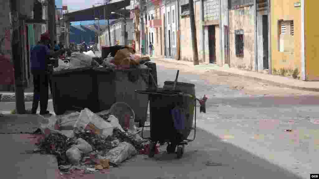 Un hombre urga en los depósitos de basura detrás del estadio Latinoamericano, actualmente en reparaciones.