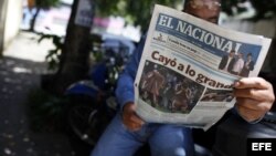 Un hombre lee el periódico El Nacional en Caracas (Venezuela).