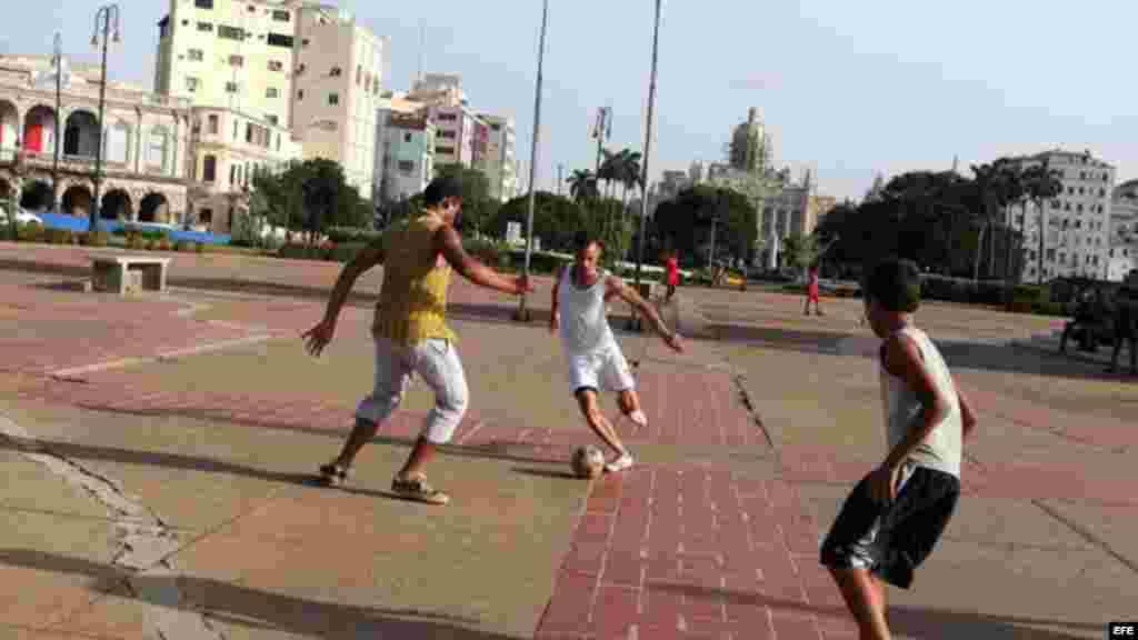 Brasil y Argentina están entre las preferencias de los aficionados cubanos y los más jóvenes corean los nombres de Messi y Neymar al ser preguntados por sus estrellas favoritas.