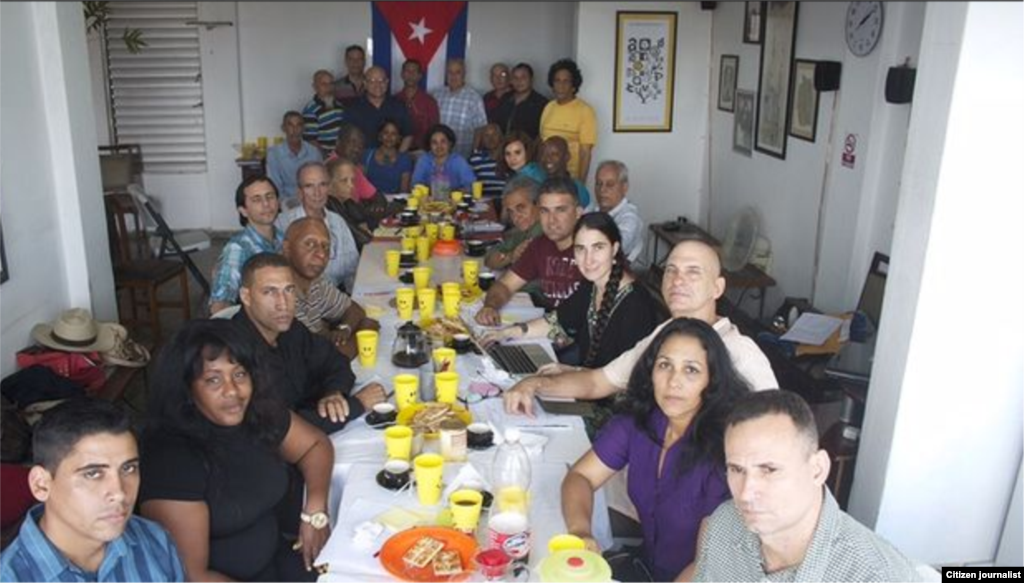 El 26 de febrero de 2014, durante una reunión de disidentes cubanos en Madrid surgió la idea de crear Espacio abierto. Siete meses después en La Habana, más de una decena de opositores, periodistas independientes y activistas de Derechos Humanos establecieron cuatro puntos de concenso que demandan: liberación de los presos políticos; fin de la represión por motivos políticos; ratificación de los Pactos de Derechos Internacionales de Derechos Humanos; y el reconocimiento de la sociedad civil independiente dentro y fuera de la Isla. En la foto, una treintena de participantes en la reunión de Espacio Abierto de la Sociedad Civil cubana. Foto 14ymedio