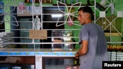 En esta tienda de La Habana el cartón de huevos cuesta 4500 pesos cubanos, el salario mínimo es de 3,210 pesos.