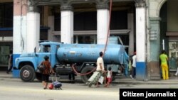 Pipas para llevar agua a vecinos en La Habana Vieja.