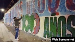Activistas cubanos borran más murales en Chile por centenario de natalicio de Fidel Castro 