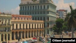 Imagen del Hotel Saratoga (derecha) en la Habana.