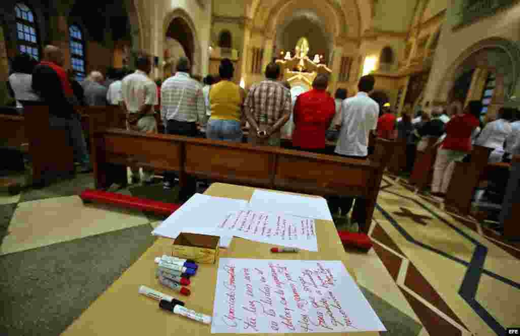 Vista de varios mensajes para el presidente de Venezuela, Hugo Chávez en la iglesia Jesús de Miramar, en La Habana (Cuba).