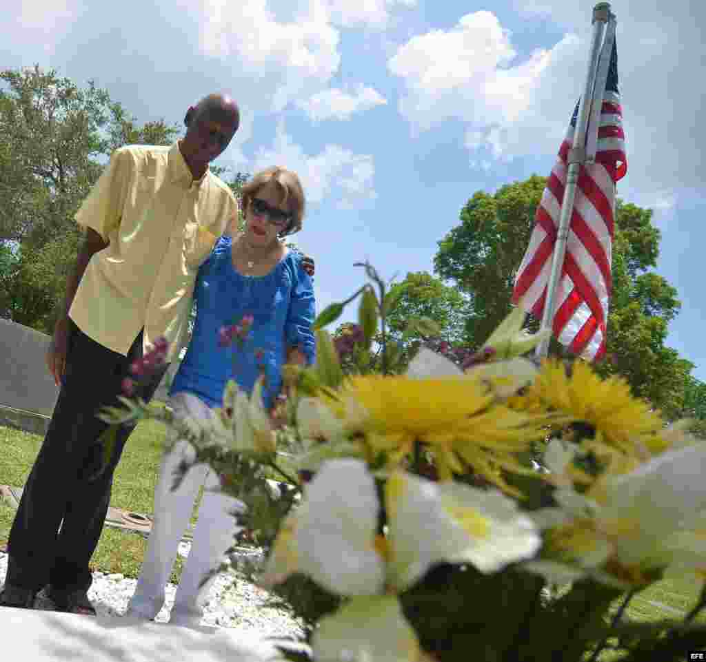  Guillermo Fariñas (i) es acompañado de Irma Santos de Mas Canosa (c), al visitar la tumba de Jorge Mas Canosa en La Pequeña Habana en Miami (EEUU). 