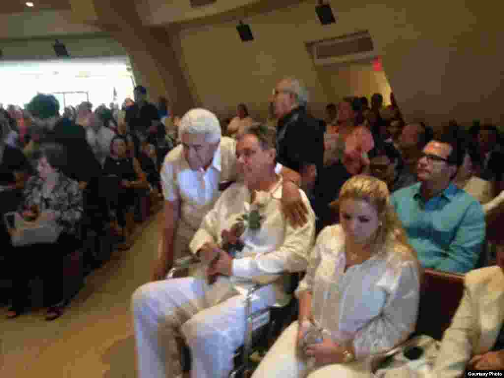 Ramón Saúl Sánchez y Angel de Fana en la Ermita de la Caridad