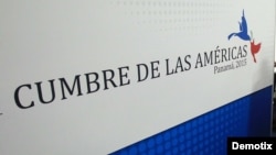 El presidente de Panamá, Juan Carlos Varela (d), realiza una visita al centro de convenciones donde se realizará la VII Cumbre de las Américas .