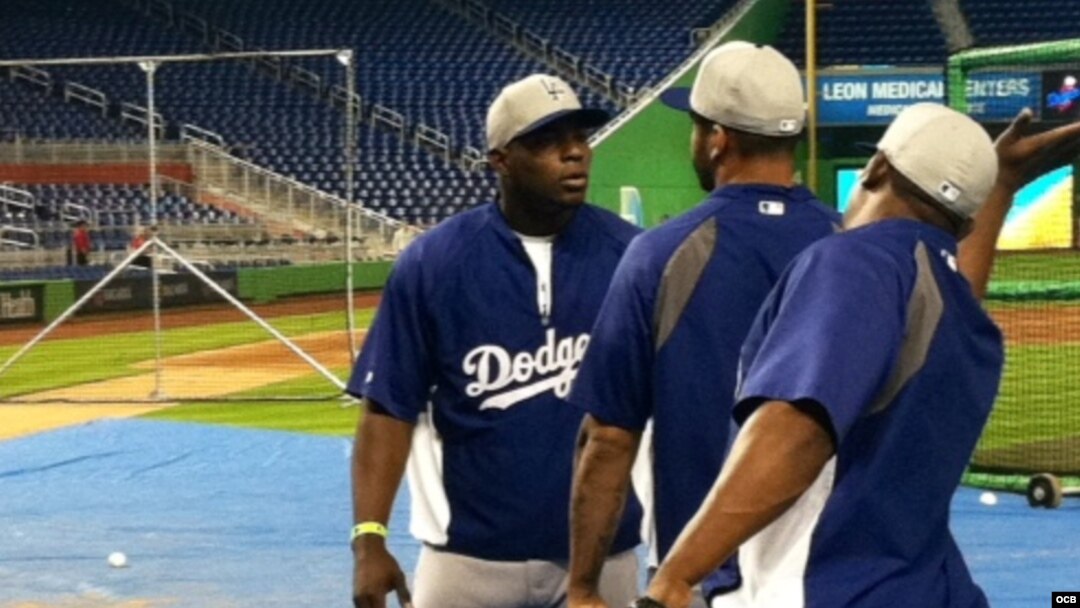Puig y otros jugadores Dodgers en Miami.