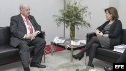 Reunión bilateral del secretario general de la OEA, José Miguel Insulza (i) y la vicepresidenta del Gobierno español, Soraya Sáez de Santamaría, en la Cumbre Iberoamericana.