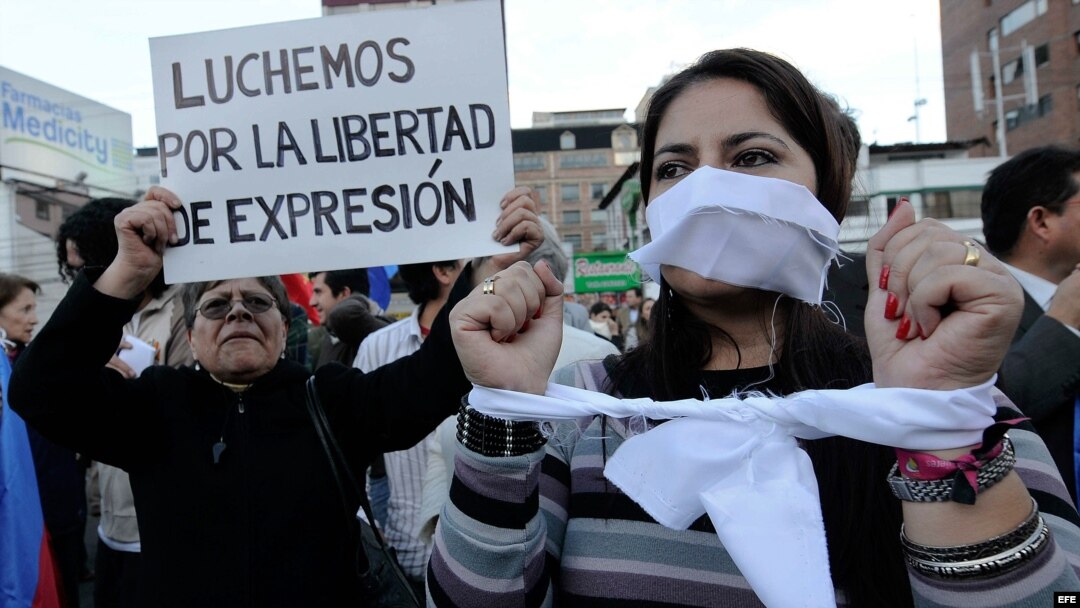 ARCHIVO. Manifestantes se concentran para protestar pacíficamente por la libertad de expresión en Ecuador.