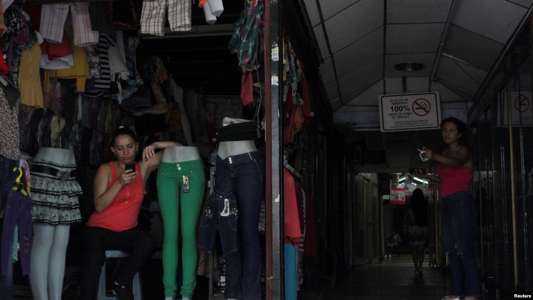 Los comercios permanecen cerrados o pierden clientes durante los prolongados apagones. 
