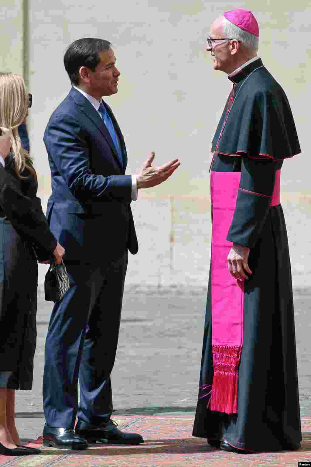 Rubio conversa con el prefecto de la Casa Pontificia, arzobispo Petar Rajic, a su arribo al Vaticano. 