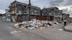 Basura acumulada en una calle en Lawton, La Habana