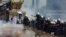 Policías antidisturbios entran en el parque Gezi durante los disturbios con manifestantes en la Plaza Taksim en Estambul (Turquía) hoy, martes 11 de junio de 2013. 