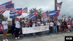 Manifestantes reunidos en West Palm Beach, convocados por la iniciativa Freedom For Cuba.
