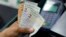  Venezuela devaluó el bolívar a 6.3 de 4.3 por cada dólar.
