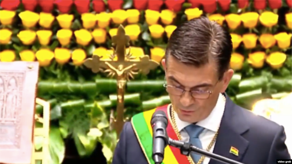 Rodrigo Paz jura como presidente de Bolivia el 8 de noviembre de 2025.