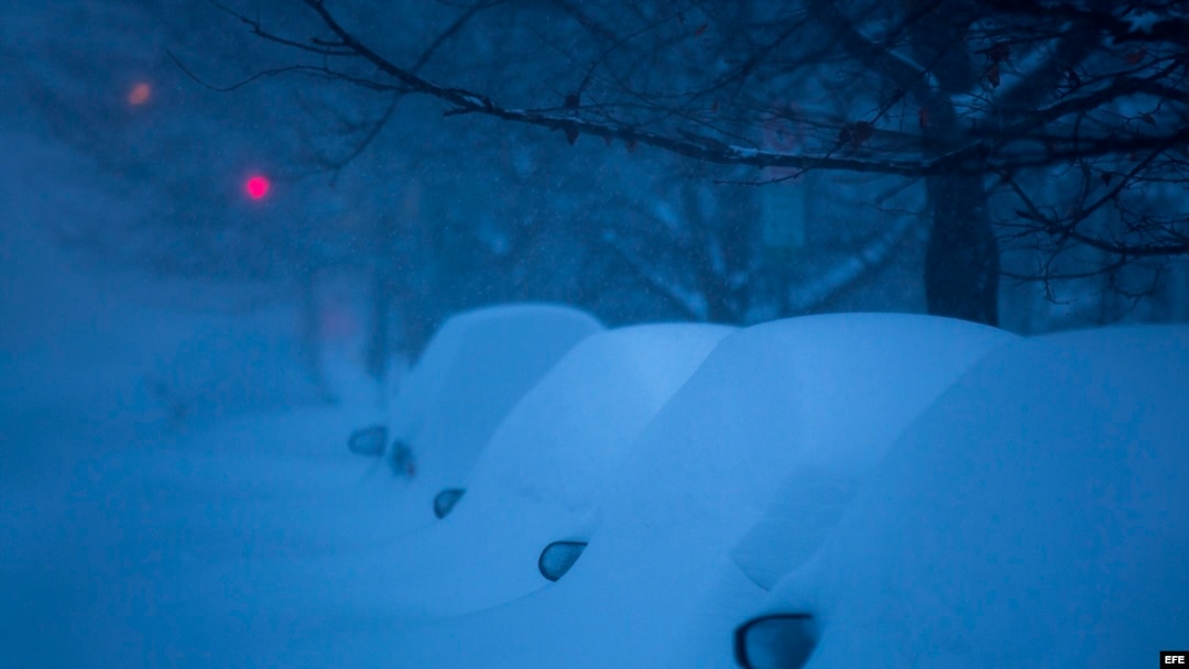 Los espejos laterales de estos autos es todo lo que quedó al descubierto tras la intensa nevada. EFE