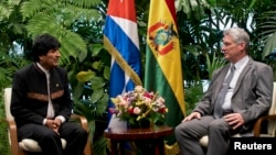 En esta foto de archivo Miguel Díaz Canel y el expresidente de Bolivia Evo Morales. Ramón ESPINOSA / POOL / AFP