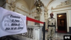 Un miembro de la Guardia Presidencial vigila los pasillos del Palacio Nacional, en Santo Domingo (República Dominicana). 
