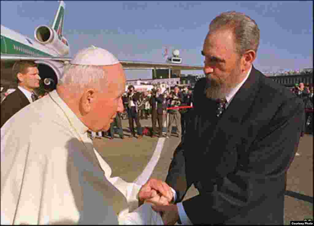 Fidel Castro y el papa Juan Pablo II durante la visita del Pontífice a Cuba en 1998.