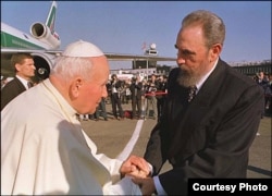 Juan Pablo II y Fidel Castro durante la visita del pontífice a Cuba en 1998.