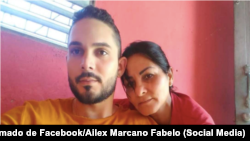 Ángel Jesús Véliz y su madre Ailex Marcano. (Foto: Tomada de Facebook/Ailex Marcano Fabelo)