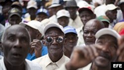 Cientos de haitianos, en su mayoría ancianos que trabajaron durante décadas en los cañaverales dominicanos, marcharon el martes a la embajada de Haití en Santo Domingo.