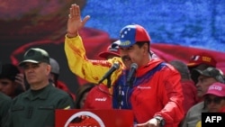 Nicolás Maduro en un acto político en Caracas el 29 de febrero de 2024. Periodistas venezolanos han denunciado que su gobierno busca el control absoluto de los medios de prensa.