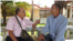 Ernesto Díaz (i) entrevista a David Piloto.