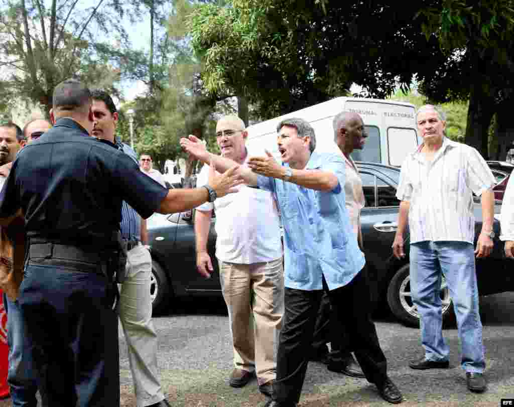 Agentes castristas repudian a los activistas cubanos que rindieron tributo a Martí en el Parque Porras..