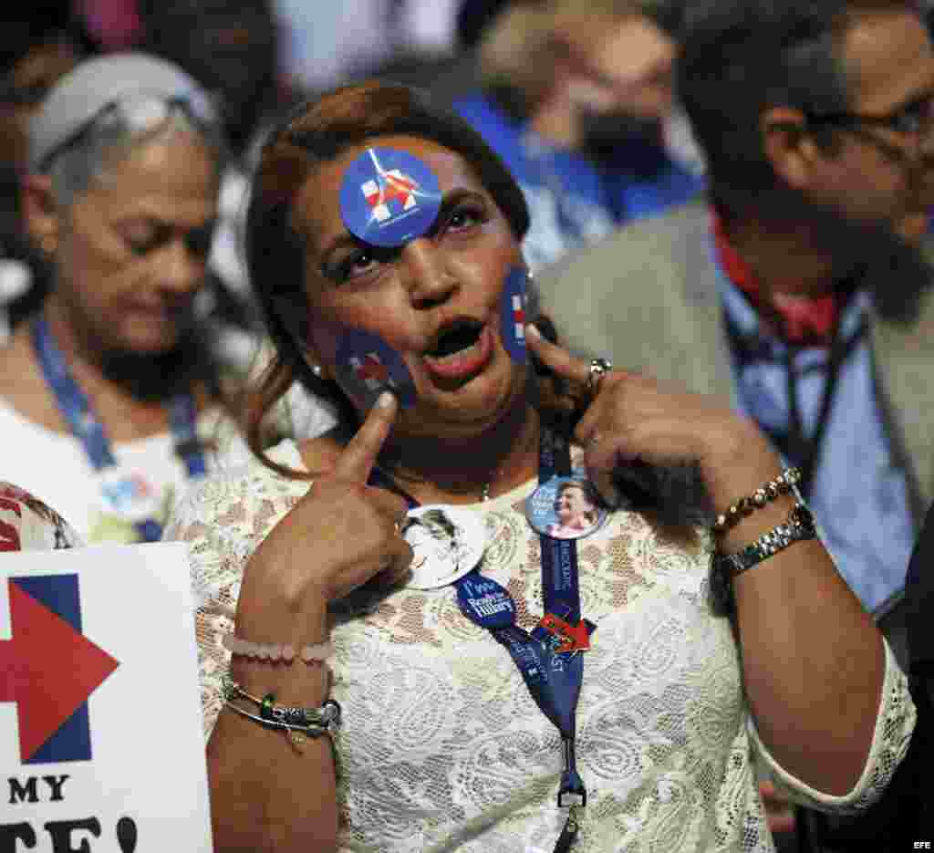 Delegados asisten al tercer día de la Convención Nacional Demócrata 2016 hoy, miércoles 27 de julio de 2016, en el Wells Fargo Center de Filadelfia, Pensilvania (EE.UU.). La reunión de cuatro días terminará con la aceptación de Hillary Clinton como candid