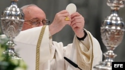 El papa Francisco oficiando misa.
