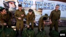 Archivo. Soldados israelíes ingresan en el ejército en la base militar de Tel Hashomer, cerca de Tel Aviv (Israel). 
