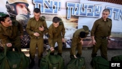 Soldados israelíes ingresan en el ejército en la base militar de Tel Hashomer, cerca de Tel Aviv (Israel). 