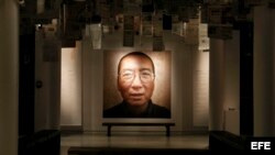 Una fotogradía del Premio Nobel de la Paz 2010 Liu Xiaobo expuesta en Oslo.
