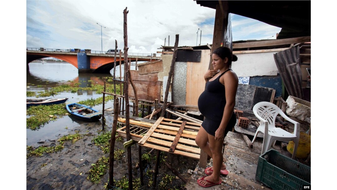Una embarazada en una favela de Recife, la ciudad brasileña más afectada por el Zika. EFE