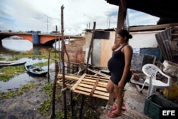 Una embarazada en una favela de Recife, la ciudad brasileña más afectada por el Zika. EFE