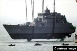 La corbeta surcoreana Cheonan, es sacada del mar tras ser hundida por los norcoreanos.