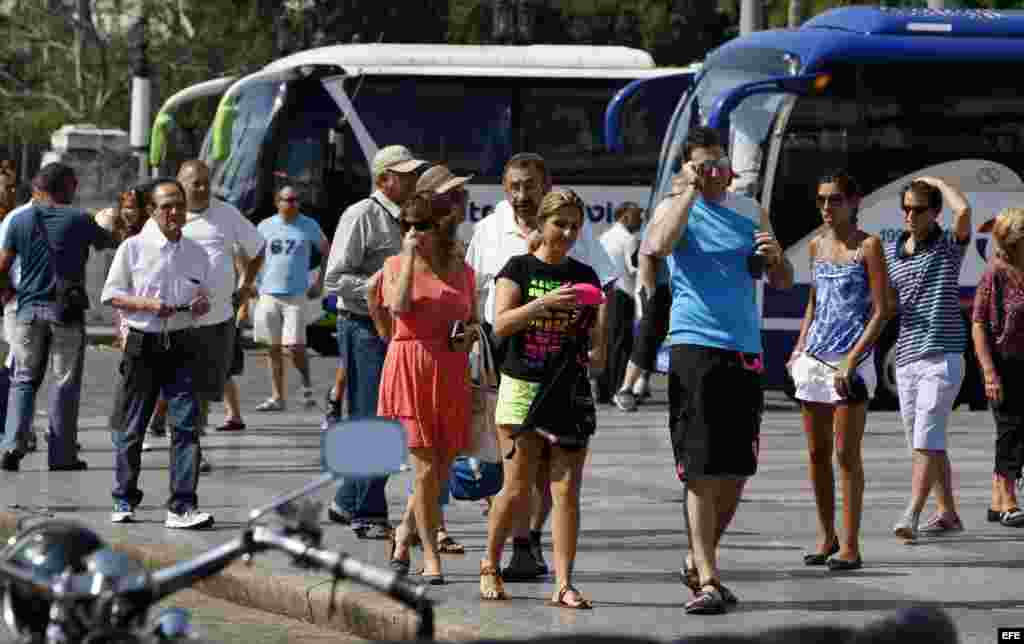 Un grupo de turistas camina por una calle de La Habana.