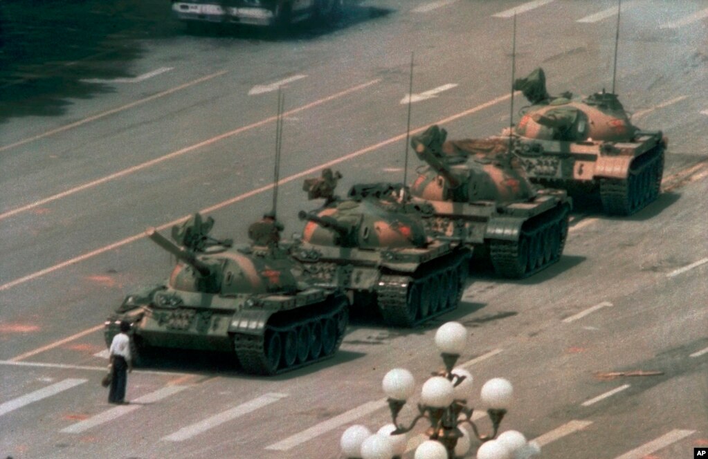 Fotografía de archivo del 5 de junio de 1989 de un hombre chino bloqueando el paso de tanques que se dirigen sobre el bulevar Cangan en Beijing en la plaza Tiananmen.