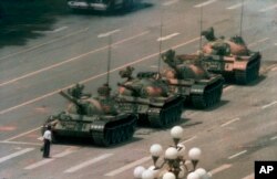 Fotografía de archivo del 5 de junio de 1989 de un hombre chino bloqueando el paso de tanques que se dirigen sobre el bulevar Cangan en Beijing en la plaza Tiananmen.