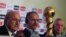 El presidente de FIFA, Joseph Blatter (i), habla durante una rueda de prensa acerca de la Copa Confederaciones junto al ministro de Deportes brasileño, Aldo Rebelo (c), y al presidente de la Confederación Brasileña de Fútbol (CBF), José María Marín (d).