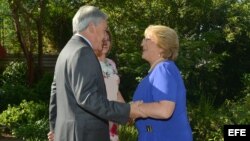 Presidente de Chile Sebastián Piñera con la electa presidenta Michelle Bachelet