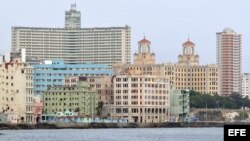 Edificios en el malecón de La Habana, Cuba.