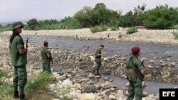 Militares venezolanos patrullan la frontera con Colombia. Archivo.