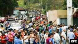 Largas colas en supermercados de Táchira por falta de productos
