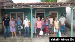 Un grupo de ancianos en Falcón, Villa Clara, recibiendo ayuda de exiliados cubanos, una iniciativa de la cubano-siria emigrada, Nayua Haddad.